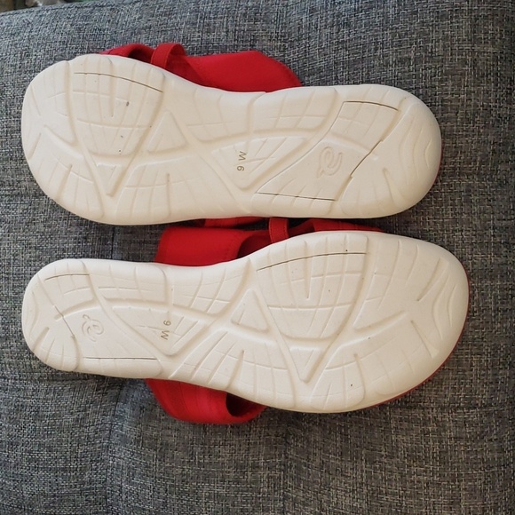 Easy Spirit Lola Flat Sandals in Red Size 9W - Picture 6 of 8
